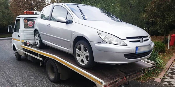Šlep služba Novi Sad šlepovanje srebrnog auta danju